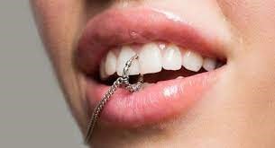 خطرات پیرسینگ دندان برای دندان 