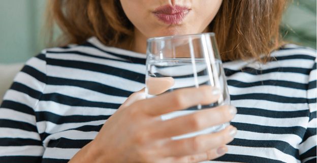 فواید غرغره آب نمک برای سلامت دهان و دندان